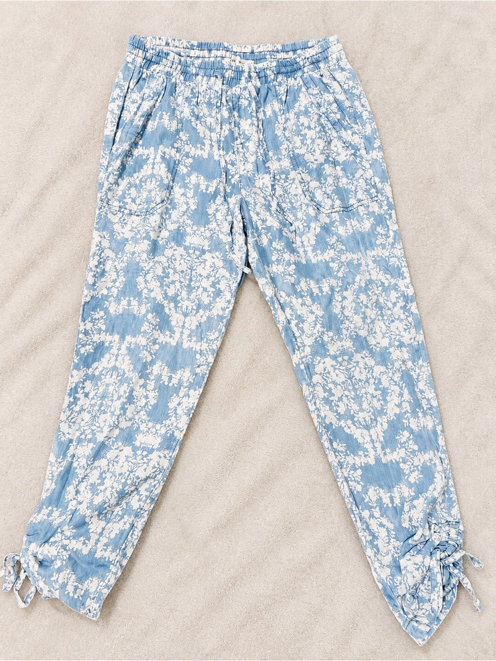 Knox Rose Light Blue and White Floral Cropped Tie-Hem Pants